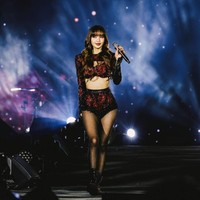 Di tengah euforia penampilan Lisa BLACKPINK, tak sedikit penggemar KPop yang mengkritik kemampuan vokalnya. Suara Lisa dinilai sumbang dan mengandalkan backtrack. Penggemar memihak Lisa dan mengingatkan main dancer BLACKPINK itu harus melakukan koreografi yang enerjik. Foto: dok. A Nice Entertainment