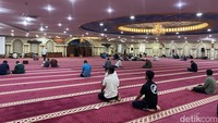 Salah satu ciri khas Masjid Nurul Iman Blok M adalah fokusnya pada kajian berbasis Al-Qur’an dan hadits. Pengurus masjid memastikan materi kajian yang disampaikan tidak menyimpang dari ajaran Islam yang murni. Foto: Yusuf Alfiansyah Kasdini/detikHikmah