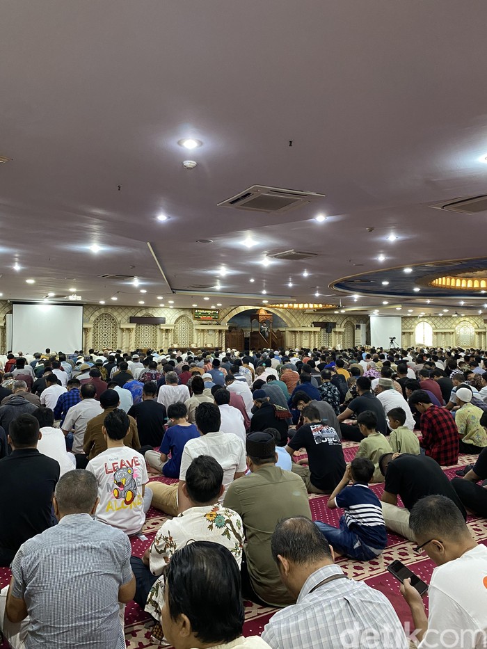 Potret Masjid Nurul Iman Blok M Square, Jakarta, Jumat, 20 Desember 2024.