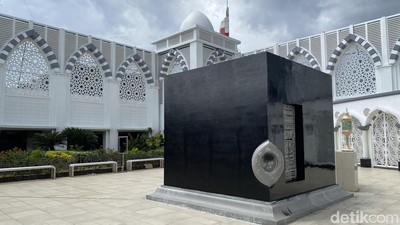 Melihat Masjid di Atas Mal yang Punya Miniatur Kabah