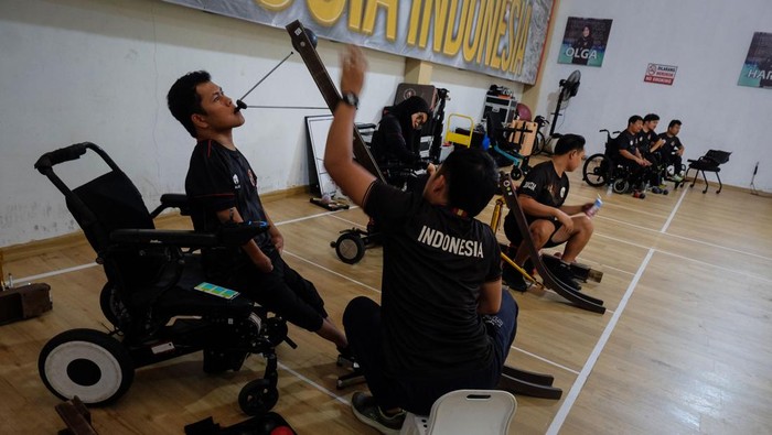 Melihat Latihan Perdana Pelatnas Boccia di Karanganyar Sejumlah atlet Boccia Komite Paralimpiade Nasional Indonesia (NPC Indonesia) mengikuti latihan perdana tahun 2025 di Palur, Kabupaten Karanganyar, Jawa Tengah, Kamis (2/1/2025). Pelatnas itu digelar sebagai persiapan jangka panjang bagi para atlet untuk ajang ASEAN Para Games Thailand 2026 dan Paralimpiade Musim Panas 2028 LA, Amerika Serikat. ANTARAFOTO/Maulana Surya/rwa.