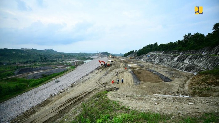 Menteri PU Lihat Langsung Proyek Pengendali Banjir di Semarang Menteri Pekerjaan Umum Dody Hanggodo meninjau pembangunan Bendungan Multifungsi Jragung di Kabupaten Semarang, Jawa Tengah, Rabu (1/1/2025). Konstruksi Bendungan Jragung telah mencapai 80,2% dengan target selesai Oktober 2025.