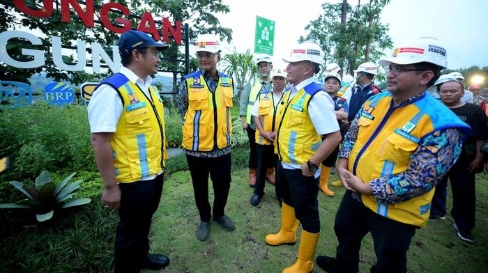 Menteri PU Lihat Langsung Proyek Pengendali Banjir di Semarang Menteri Pekerjaan Umum Dody Hanggodo meninjau pembangunan Bendungan Multifungsi Jragung di Kabupaten Semarang, Jawa Tengah, Rabu (1/1/2025). Konstruksi Bendungan Jragung telah mencapai 80,2% dengan target selesai Oktober 2025.