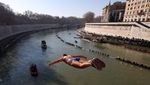 Lompat ke Sungai Jadi Tradisi Tahun Baru di Roma