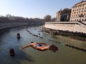 Lompat ke Sungai Jadi Tradisi Tahun Baru di Roma