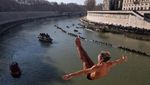 Lompat ke Sungai Jadi Tradisi Tahun Baru di Roma