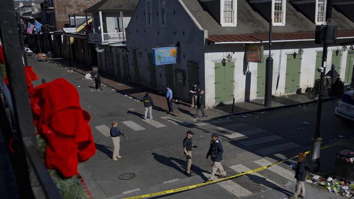 Ngeri, Truk Sengaja Tabrak Kerumunan Pesta Tahun Baru di New Orleans AS Members of the FBI walk around Bourbon Street during the investigation of a truck fatally crashing into pedestrians on Bourbon Street in the French Quarter in New Orleans, Wednesday, Jan. 1, 2025. (AP Photo/Matthew Hinton)