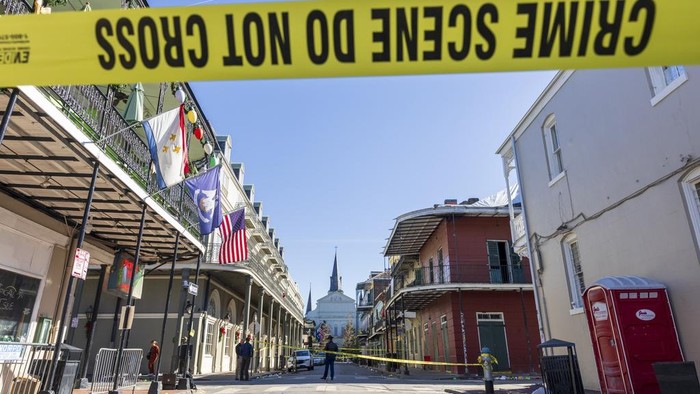 Ngeri, Truk Sengaja Tabrak Kerumunan Pesta Tahun Baru di New Orleans AS New Orleans police and federal agents investigate a suspected terrorist attack on Bourbon Street in New Orleans on New Year's Day on Wednesday, Jan. 1, 2025. (Chris Granger/The New Orleans Advocate via AP)