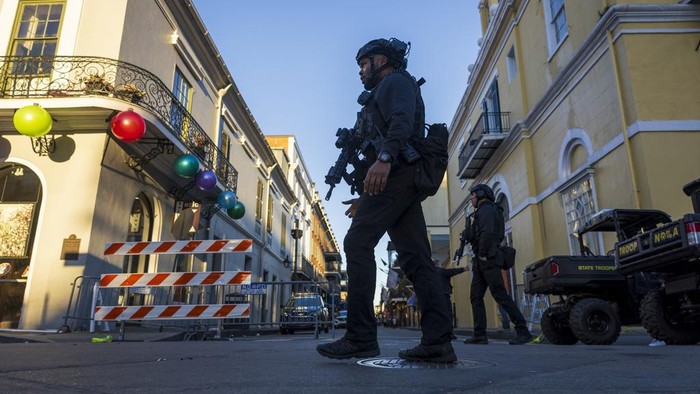 Ngeri, Truk Sengaja Tabrak Kerumunan Pesta Tahun Baru di New Orleans AS New Orleans police and federal agents investigate a suspected terrorist attack on Bourbon Street in New Orleans on New Year's Day on Wednesday, Jan. 1, 2025. (Chris Granger/The New Orleans Advocate via AP)