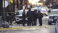 Pengemudi tersebut juga menembak polisi yang datang ke lokasi. Ada dua polisi yang terluka akibat terkena tembakan. (AP Photo/Gerald Herbert) 