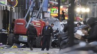 Petugas darurat menangani lokasi kejadian di Bourbon Street setelah sebuah kendaraan menabrak kerumunan di Canal dan Bourbon Street, New Orleans, Rabu (1/1/2025). (AP Photo/Gerald Herbert) 
