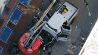 Seorang pria menabrakkan truk pikap yang dikemudikannya ke kerumunan orang yang tengah merayakan tahun baru 2025 di New Orleans, Amerika Serikat (AS). (AP Photo/Gerald Herbert) 