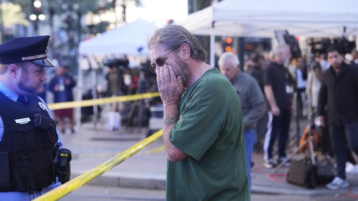 Ngeri, Truk Sengaja Tabrak Kerumunan Pesta Tahun Baru di New Orleans AS A black flag with white lettering lies on the ground rolled up behind a pickup truck that a man drove into a crowd on Bourbon Street in New Orleans, killing and injuring a number of people, early Wednesday morning, Jan. 1, 2025. The FBI said they recovered an Islamic State group flag, which is black with white lettering, from the vehicle. (AP Photo/Gerald Herbert)