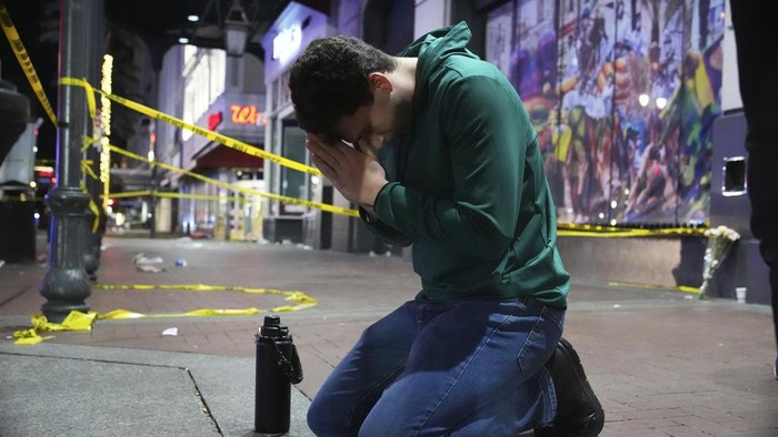 Ngeri, Truk Sengaja Tabrak Kerumunan Pesta Tahun Baru di New Orleans AS Matthias Hauswirth of New Orleans prays on the street near the scene where a vehicle drove into a crowd on New Orleans' Canal and Bourbon streets, Wednesday, Jan. 1, 2025. (AP Photo/George Walker IV)