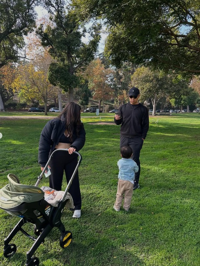 Baru-baru ini Nikita juga membagikan momen perdana dirinya saat ajak baby Nael jalan-jalan ke taman bersama keluarganya. Penampilan Nikita yang baru 3 minggu setelah melahirkan pun kembali curi atensi dan bikin terpukau. Foto: Instagram/@yorafebrina