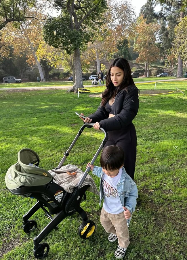 Dibagikan oleh akun Instagram ibunda Niki, Yora Febrina, istri Indra Priawan itu tampil serba hitam. Ia memadukan bra top dengan jaket crop top dan celana panjang. Foto: Instagram/@yorafebrina