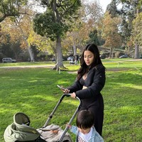 Dibagikan oleh akun Instagram ibunda Niki, Yora Febrina, istri Indra Priawan itu tampil serba hitam. Ia memadukan bra top dengan jaket crop top dan celana panjang. Foto: Instagram/@yorafebrina
