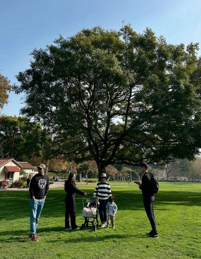 Niki tampak mendorong stroller putranya tersebut. Dari samping terlihat jika perut Niki sudah mulai kembali mengempes.  Foto: Instagram/@yorafebrina