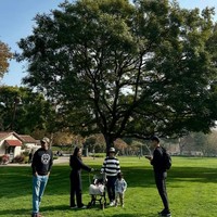 Niki tampak mendorong stroller putranya tersebut. Dari samping terlihat jika perut Niki sudah mulai kembali mengempes.  Foto: Instagram/@yorafebrina