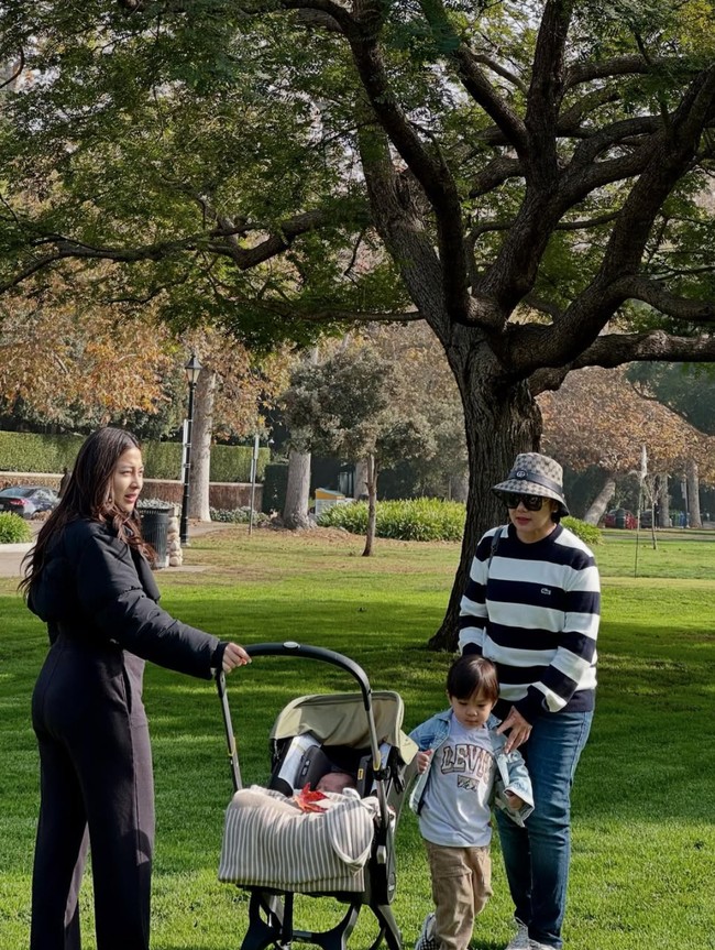 Tampil natural tanpa pulasan makeup, Nikita Willy juga terlihat tetap cantik setelah melahirkan putra keduanya. Foto: Instagram/@yorafebrina