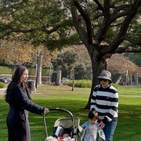 Tampil natural tanpa pulasan makeup, Nikita Willy juga terlihat tetap cantik setelah melahirkan putra keduanya. Foto: Instagram/@yorafebrina