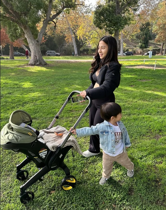Putra pertama Nikita, Issa Xander juga tampak begitu antusias membantu mendorong stroller adiknya. Lucu dan bikin gemas, Issa memanggil adiknya dengan nama Dudung. Foto: Instagram/@yorafebrina