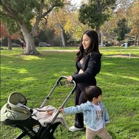 Putra pertama Nikita, Issa Xander juga tampak begitu antusias membantu mendorong stroller adiknya. Lucu dan bikin gemas, Issa memanggil adiknya dengan nama Dudung. Foto: Instagram/@yorafebrina