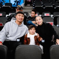 Nikita Willy diketahui baru saja melahirkan anak keduanya pada 15 Desember 2024 di Amerika. 1 minggu setelah lahiran Niki terlihat sudah pergi ke luar untuk nonton pertandingan basket bersama suami dan putra pertamanya. Foto: Instagram/@laclippers