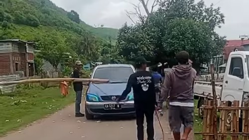 Potret petugas penarikan retribusi parkir di Pantai Ria Dompu. (Istimewa)