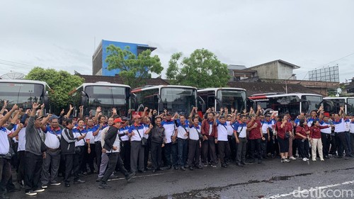 Para pekerja PT Satria Trans Metro yang terdiri dari sopir dan manajemen berkumpul di parkir sisi timur Terminal Ubung, Denpasar, Kamis (2/1/2025). (Foto: Rizki Setyo/detikBali)