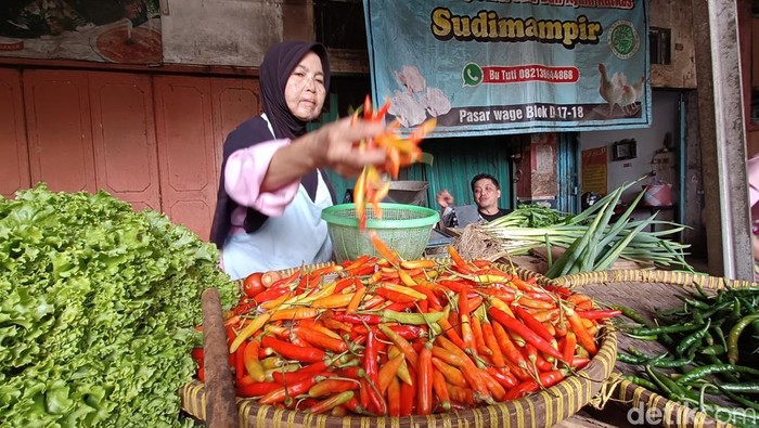 Rodiyah mengambil cabai saat melayani pembeli di Pasar Wage Purwokerto, Kabupaten Banyumas, Kamis (2/1/2025).