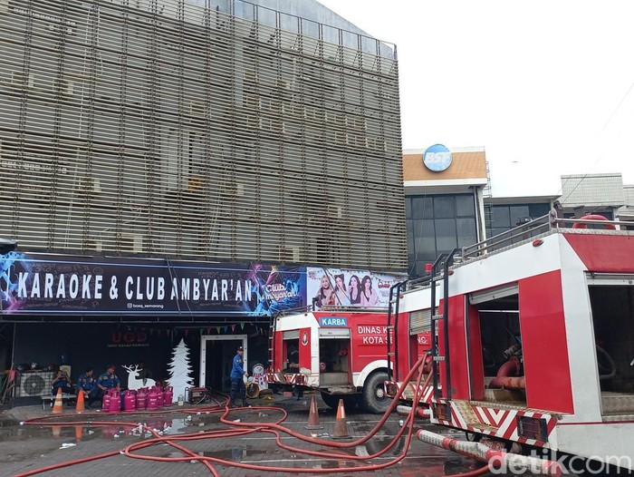 Pemadaman kebakaran di ruko Bosq Karaoke & Club, Kelurahan Pekunden, Kecamatan Semarang Tengah, Kota Semarang, Kamis (2/1/2025) siang.