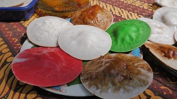 Penampakan kue apam, kue tradisional Minangkabau yang bisa dijumpai dalam Tradisi Maapam.