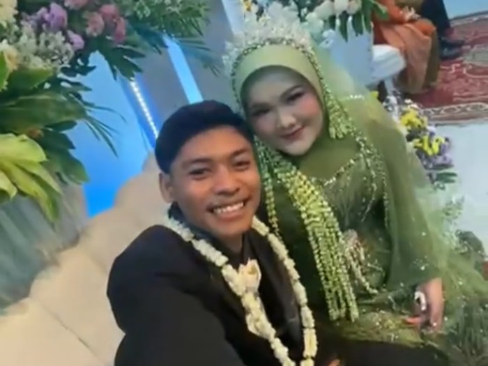 Pengantin wanita ini terpaksa bersanding dengan sepupunya sendiri saat di atas pelaminan karena calon suaminya kabur dan tidak ada kabarnya. Kisahnya langsung viral di media social.