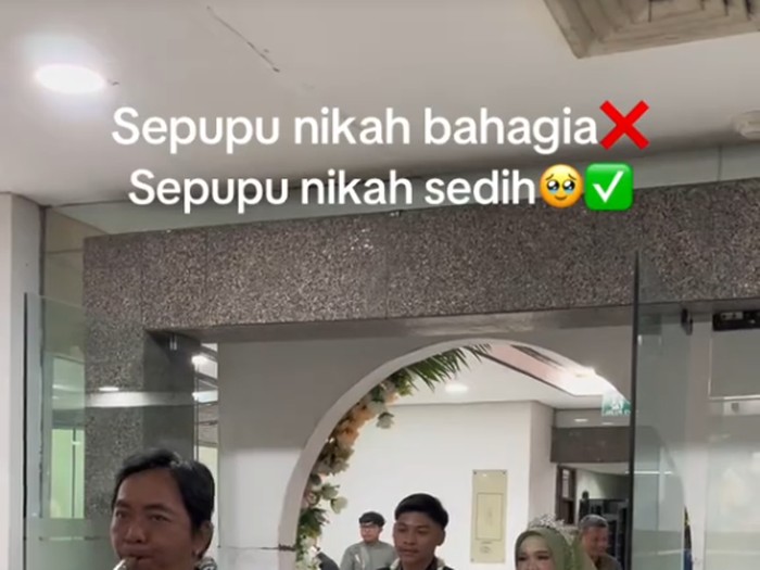 Pengantin wanita ini terpaksa bersanding dengan sepupunya sendiri saat di atas pelaminan karena calon suaminya kabur dan tidak ada kabarnya. Kisahnya langsung viral di media sosial.