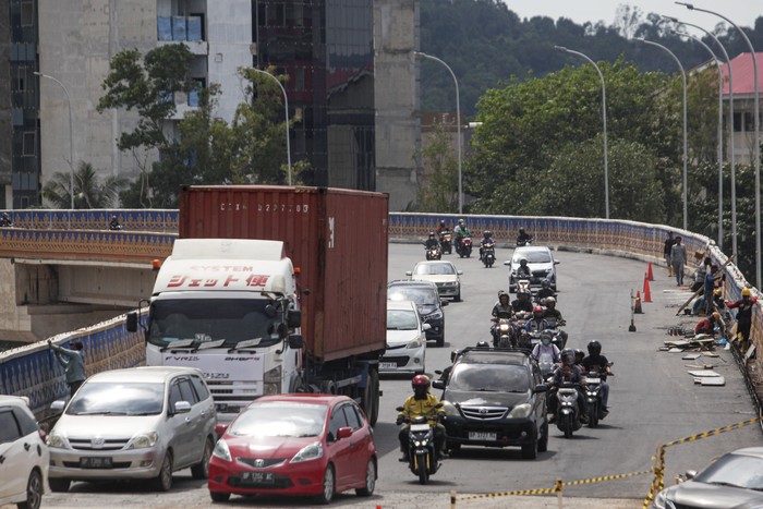 Pengendara melintas di jembatan layang (flyover) Sei Ladi, Batam, Kepulauan Riau, Kamis (2/1/2025). Beroperasinya flyover sepanjang 120 meter tersebut diharapkan membantu mengurai kemacatan yang kerap terjadi di kawasan tersebut. ANTARA FOTO/Teguh Prihatna/rwa.