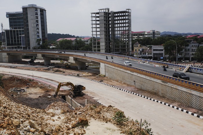 Pengendara melintas di jembatan layang (flyover) Sei Ladi, Batam, Kepulauan Riau, Kamis (2/1/2025). Beroperasinya flyover sepanjang 120 meter tersebut diharapkan membantu mengurai kemacatan yang kerap terjadi di kawasan tersebut. ANTARA FOTO/Teguh Prihatna/rwa.