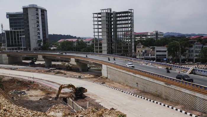 Pengendara melintas di jembatan layang (flyover) Sei Ladi, Batam, Kepulauan Riau, Kamis (2/1/2025). Beroperasinya flyover sepanjang 120 meter tersebut diharapkan membantu mengurai kemacatan yang kerap terjadi di kawasan tersebut. ANTARA FOTO/Teguh Prihatna/rwa.