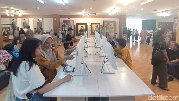 Pengunjung di Perpustakaan Bung Karno Blitar