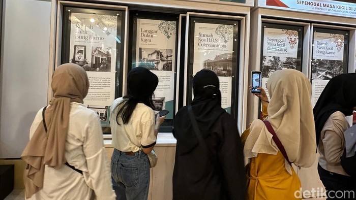 Pengunjung di Perpustakaan Bung Karno Blitar