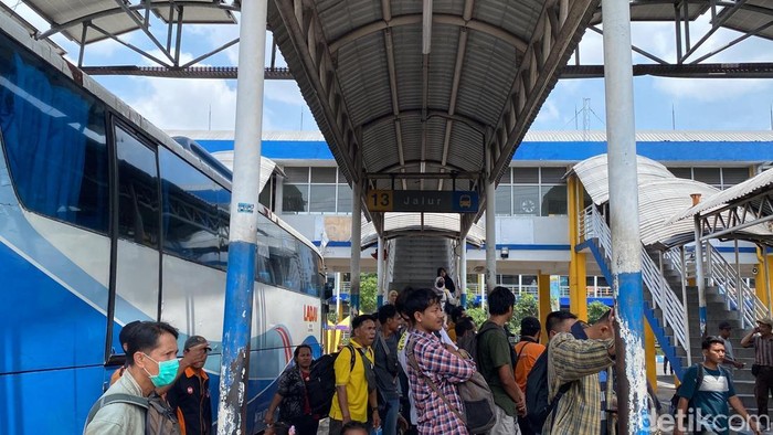 penumpang Bus di Terminal Purabaya