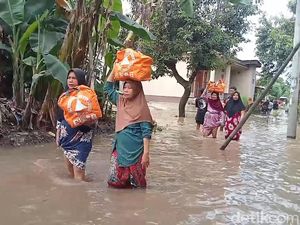 Banjir Sejak Malam Tahun Baru, Warga Kota Pasuruan Jebol Paravet Agar Surut
