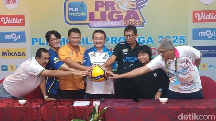 Perwakilam tim putri peserta PLN Mobile Proliga 2025 saat berfoto bersama usai jumpa pers, Kamis (2/1/2025).