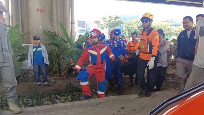 Petugas damkar mengevakuasi 3 orang yang tercebur di Jakarta Utara. Dua orang ditemukan dalam kondisi tewas. (dok Damkar Jakut)