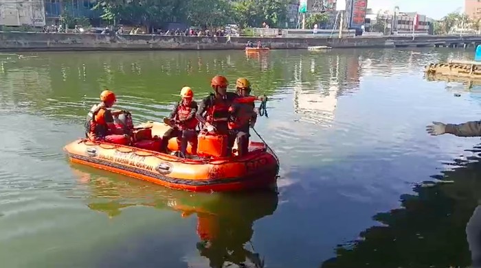 Petugas SAR gabungan mengevakuasi jasad 2 orang tenggelam di Kali Ancol, Jakarta Utara. (dok Damkar Jakut)