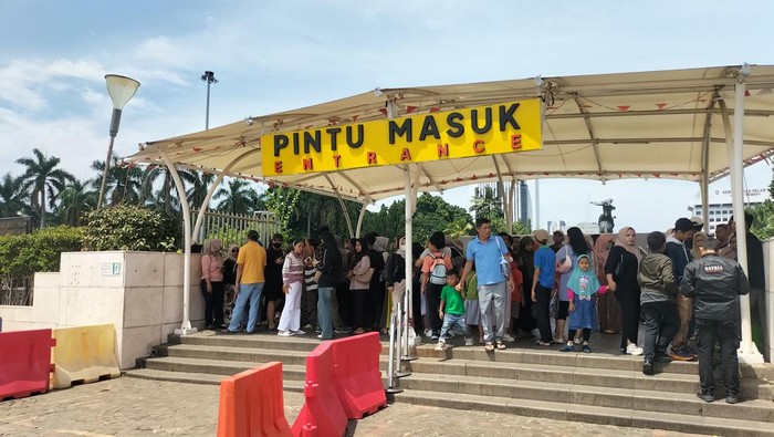 Pintu masuk ke tugu Monas
