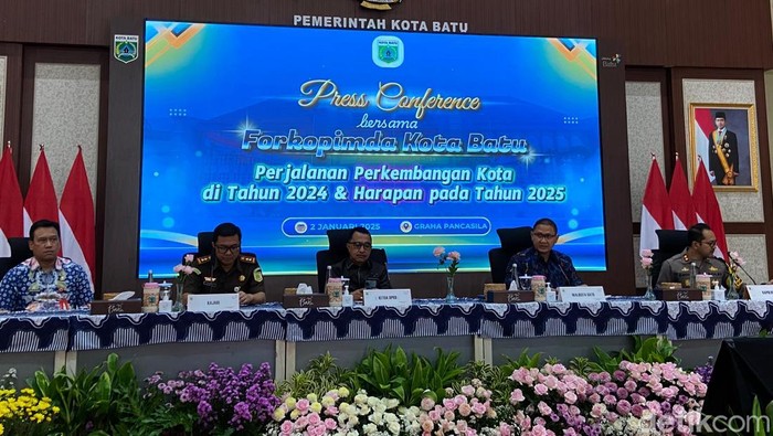 Pj Wali Kota Batu Aries Agung Paewai bersama Forkopimda Kota Batu saat penyampaikan capaian dan kinerja Pemkot Batu