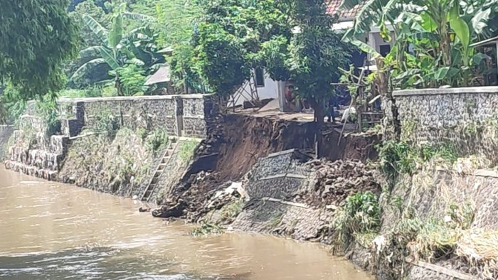 Plengsengan Sungai Welang Pasuruan ambrol