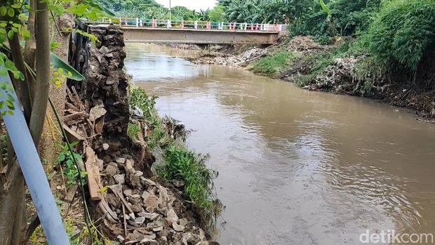 Plengsengan Sungai Welang Pasuruan ambrol