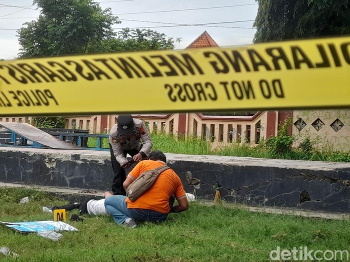 Polisi melakukan olah TKP kecelakaan pemain skateboard (skater) di GOR Brebes, Kabupaten Brebes, Kamis (2/1/2025).